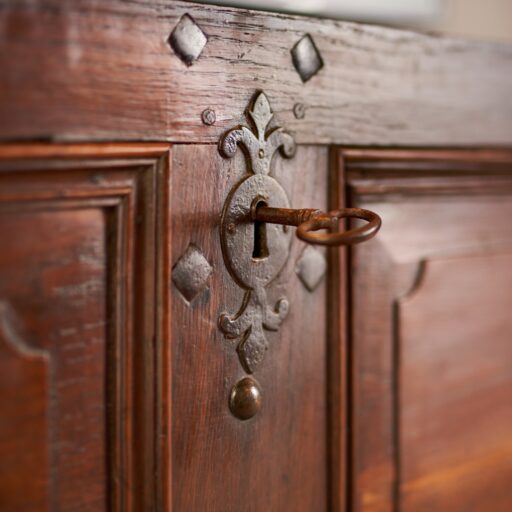 antiek tv lift meubel detail